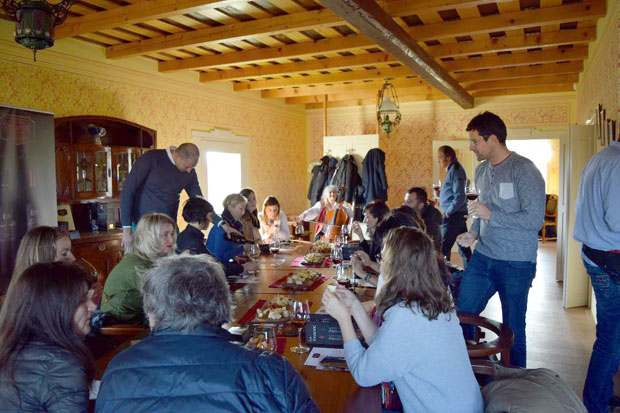 Чварцима и дружењем против глобализације